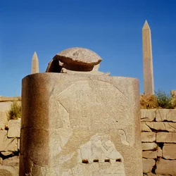Heilige Skarabäusstatue im Tempel von Amun, errichtet von Amenhotep III. und dem Sonnengott Atum-Kheperre gewidmet, Neues Reich